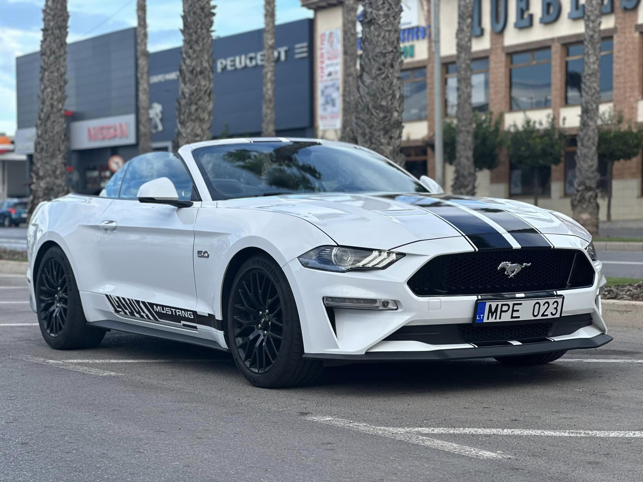 Ford Mustang GT Convertible, automatic, petrol