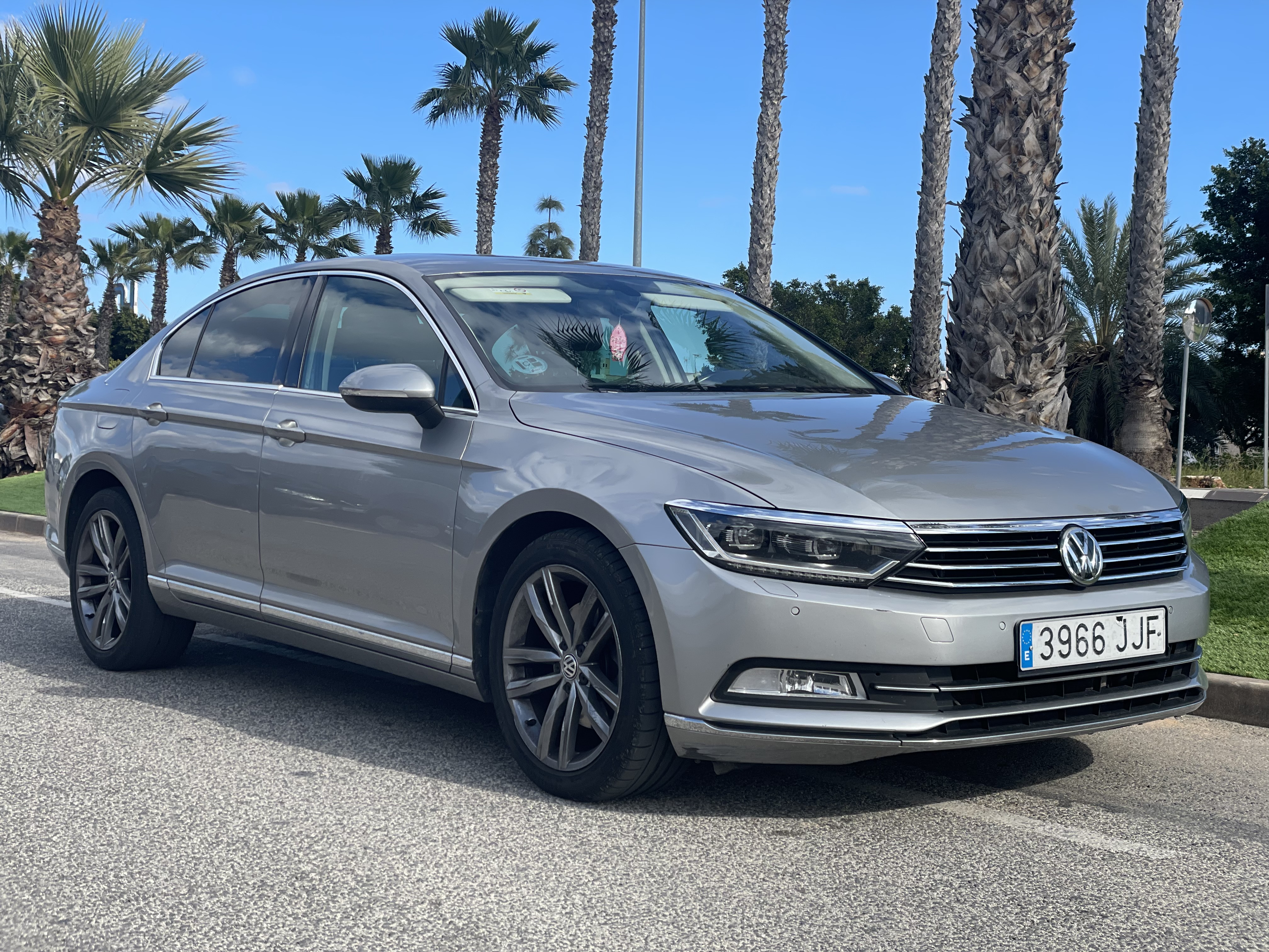 Volkswagen Passat, automatic, diesel. Grey